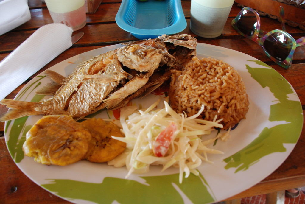 Pesce fritto + doppio carboidrato tipico del Caribe