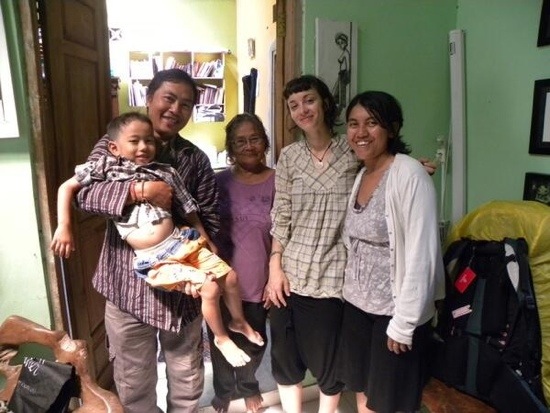 Valentina con una famiglia Javanese