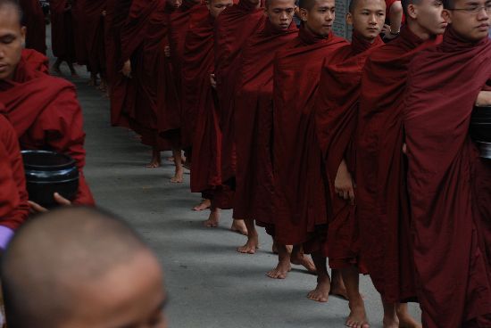 questua monaci Birmania