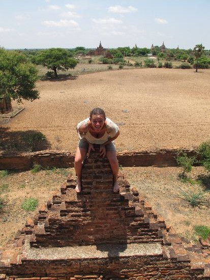Ivana a Bagan in Myanmar sulla cima di un tempio