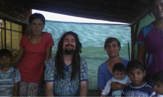 Con delle famiglie rom nel ghetto “zingaro” di Chirpan, Bulgaria.
